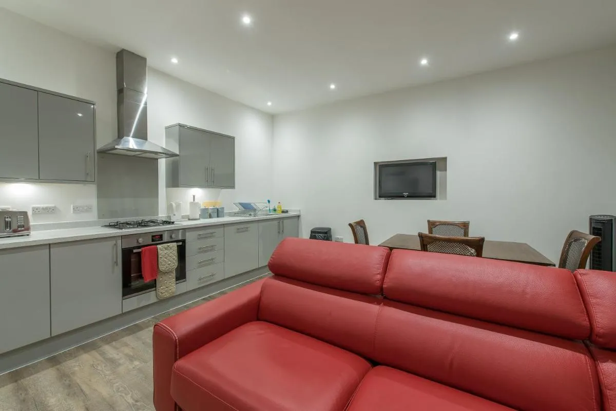 Image 3 of Haymarket Spacious 3 Bedroom Street Level