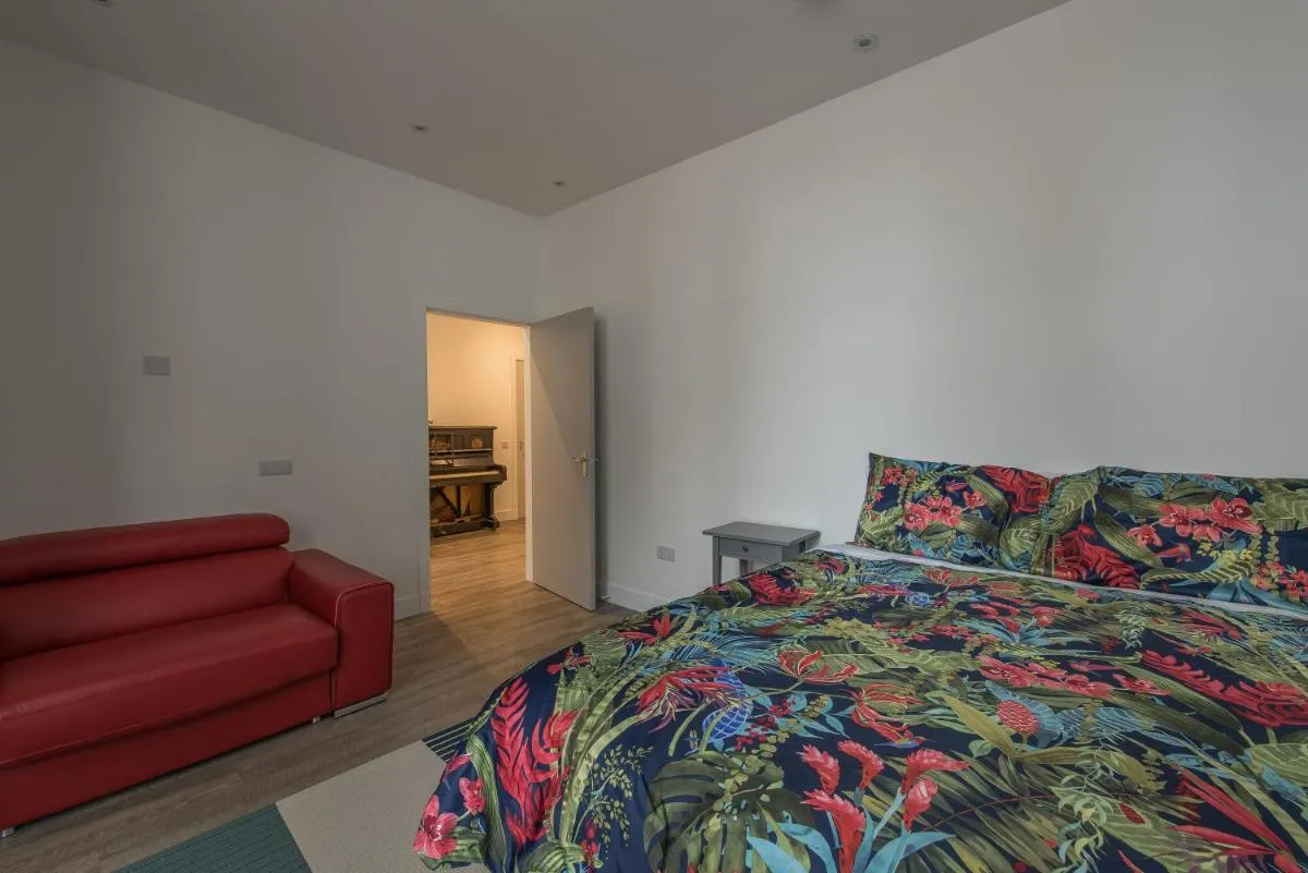Image 6 of Haymarket Spacious 3 Bedroom Street Level