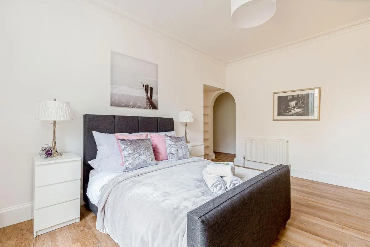Image 2 of Heart of Edinburgh City Centre 3 Bed Georgian Apt