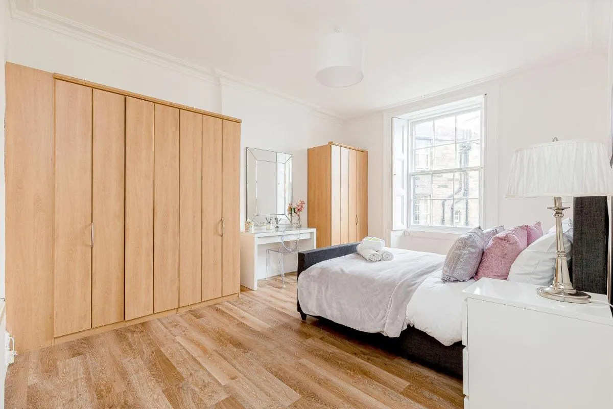 Image 5 of Heart of Edinburgh City Centre 3 Bed Georgian Apt