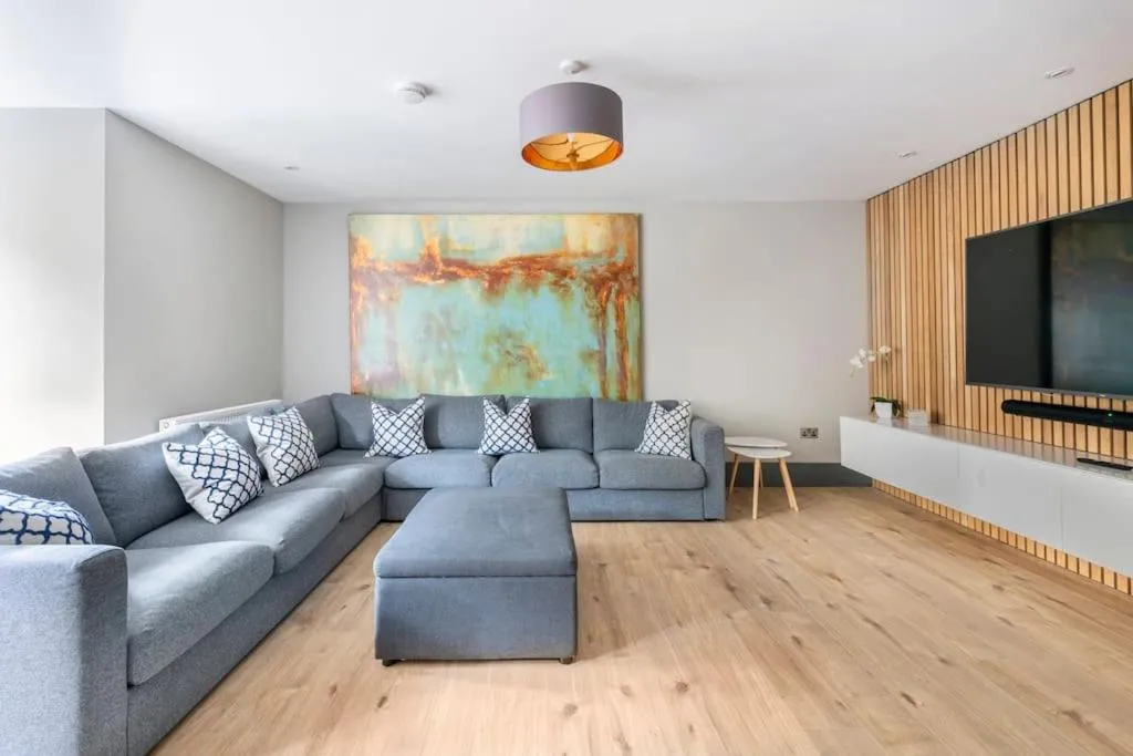 Image of Immaculate 3 Bed Apartment with Private Entrance in Inverleith