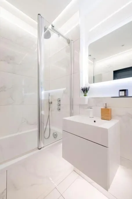 Image 5 of Immaculate 3 Bed Apartment with Private Entrance in Inverleith