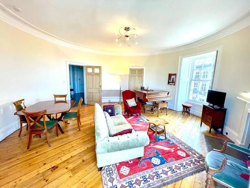 Image of Incredible St Andrew’s Sq – 2 bed in the sky