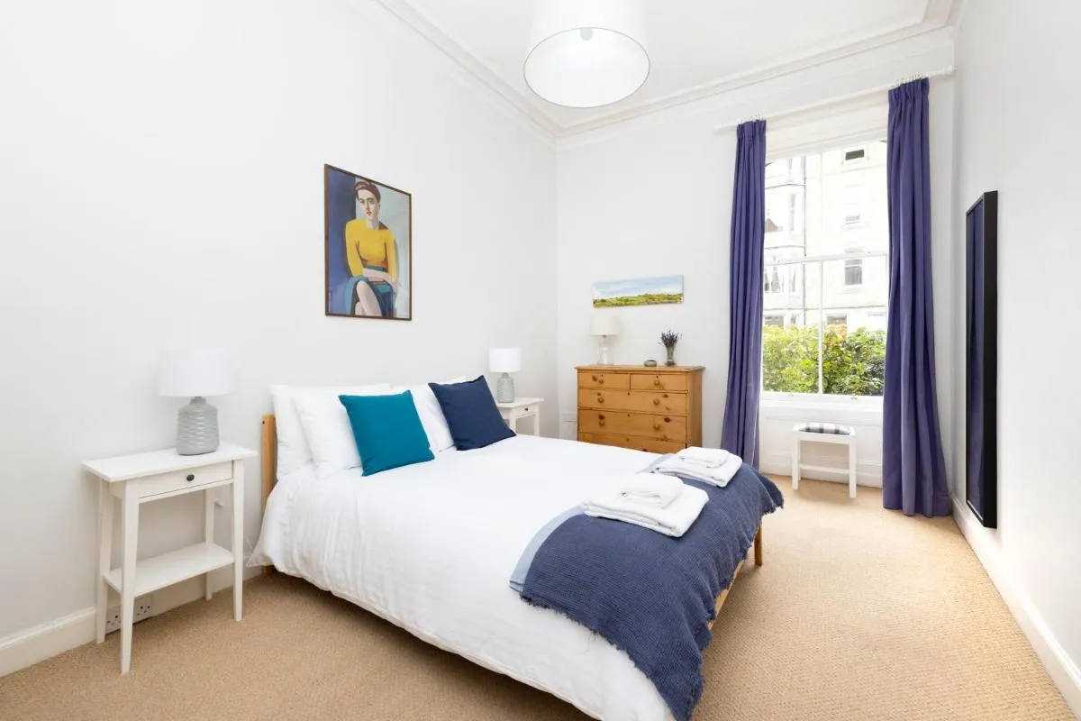 Image 2 of JOIVY 3-bed Meadows flat near Castle