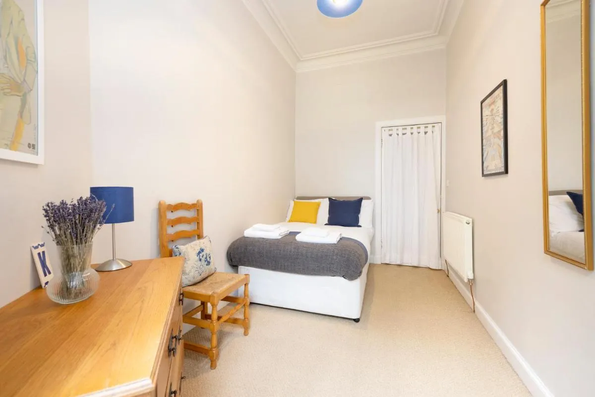 Image 5 of JOIVY 3-bed Meadows flat near Castle