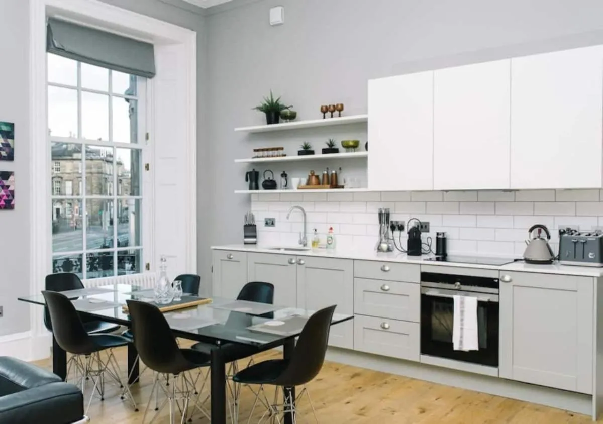 Image 3 of JOIVY Bold and Spacious 1bed home, near Haymarket train station