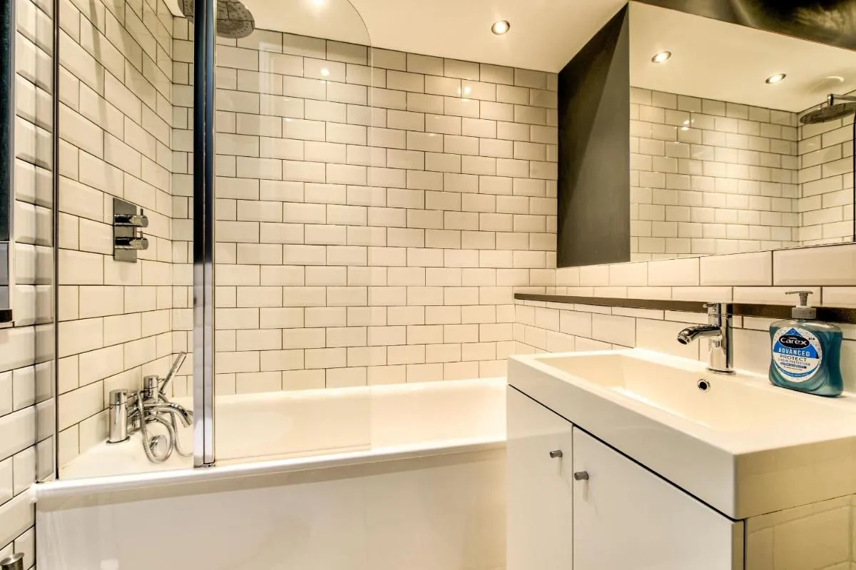 Image 2 of JOIVY Bright and Spacious 4-bedroom Apart in Stockbridge
