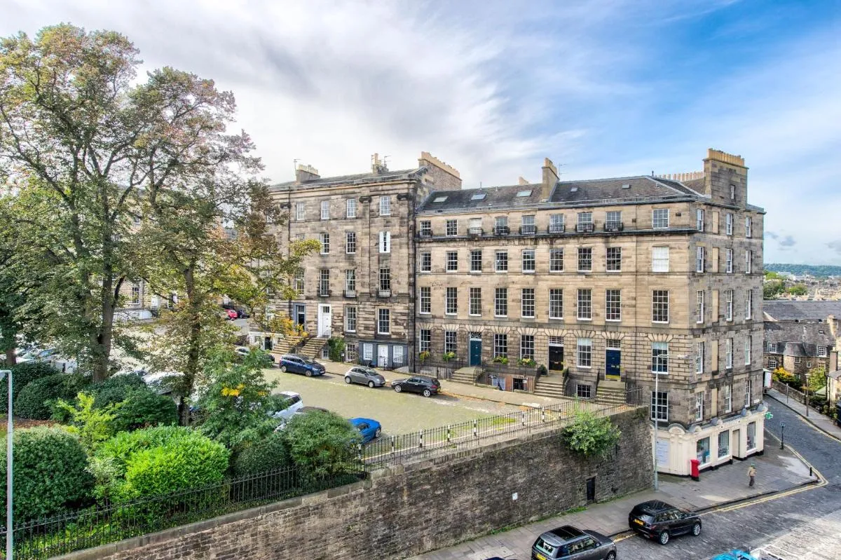 Image 5 of JOIVY Bright and Spacious 4-bedroom Apart in Stockbridge