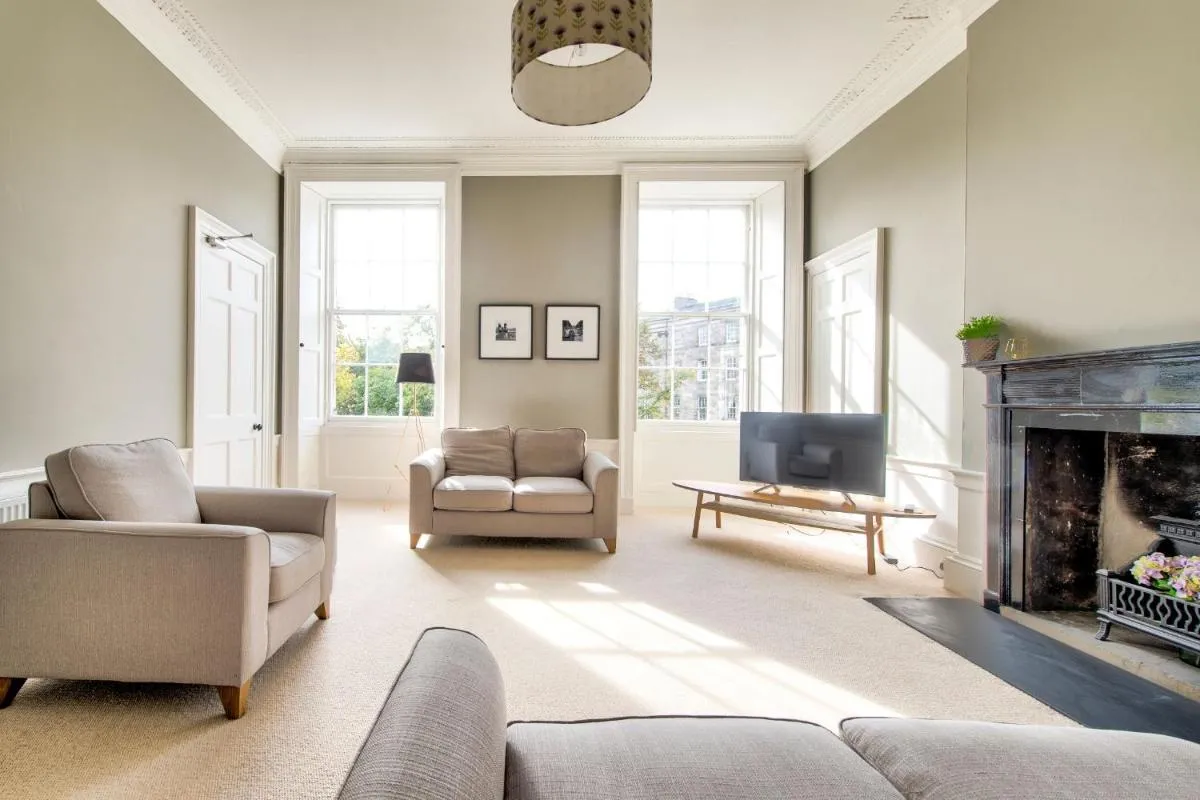 Image 4 of JOIVY Bright and Spacious 4-bedroom Apart in Stockbridge