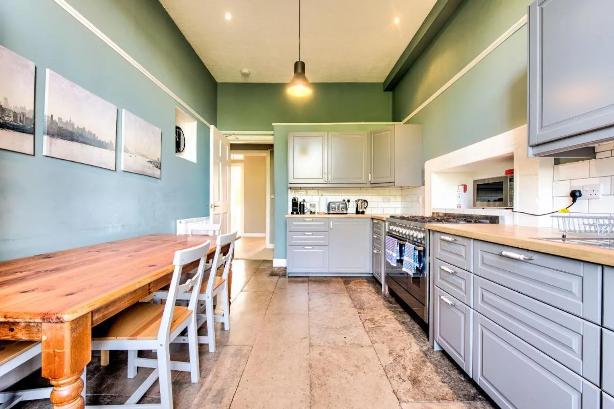 Image 3 of JOIVY Bright and Spacious 4-bedroom Apart in Stockbridge