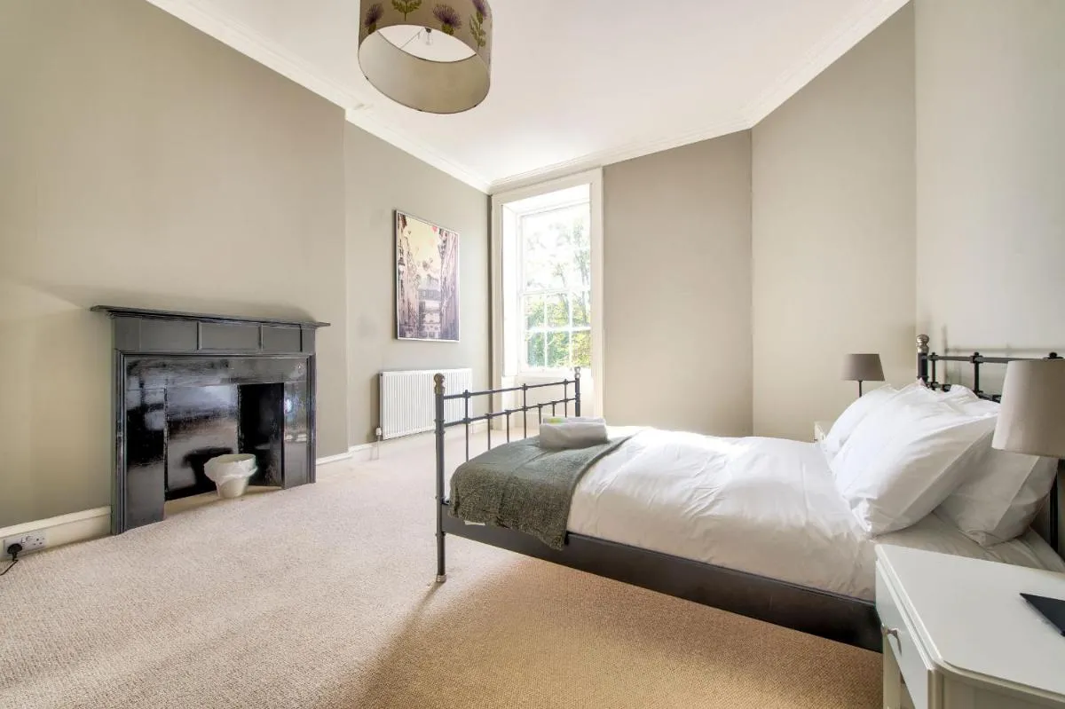 Image 6 of JOIVY Bright and Spacious 4-bedroom Apart in Stockbridge