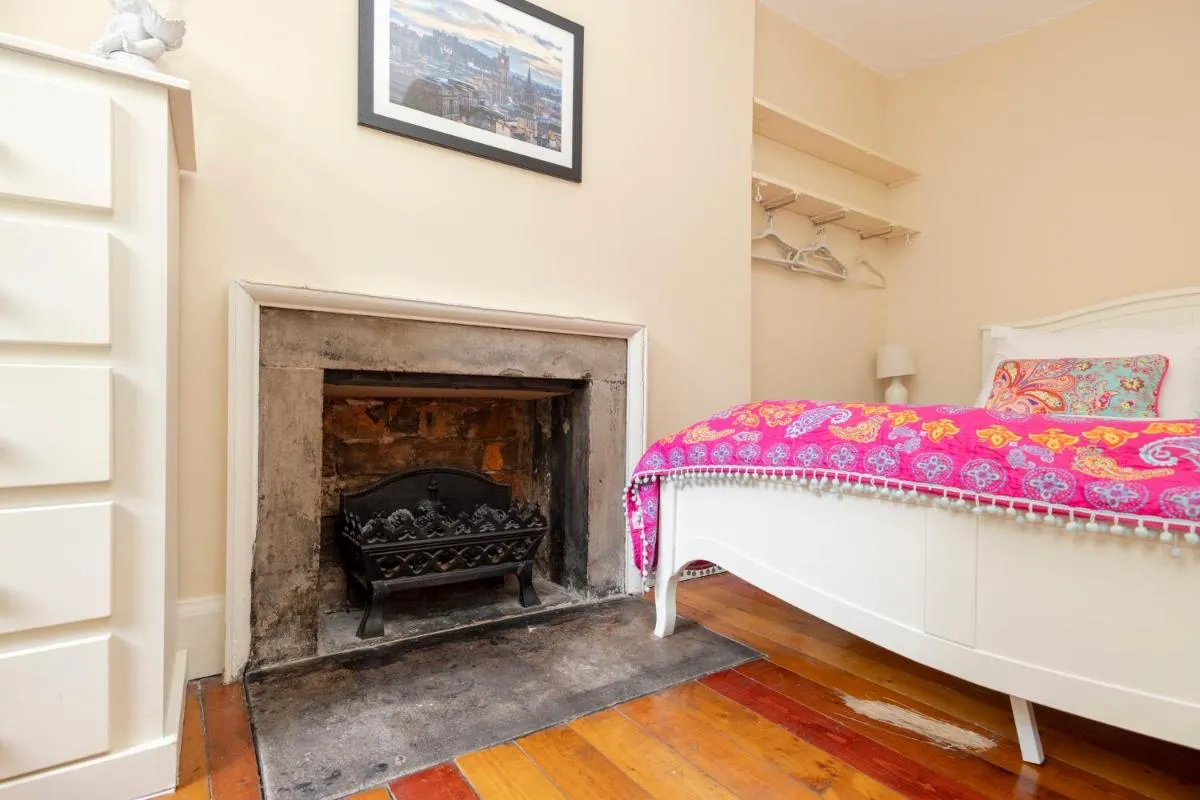 Image 6 of JOIVY Calton Hill Idyllic cottage feel next 2 Princes St