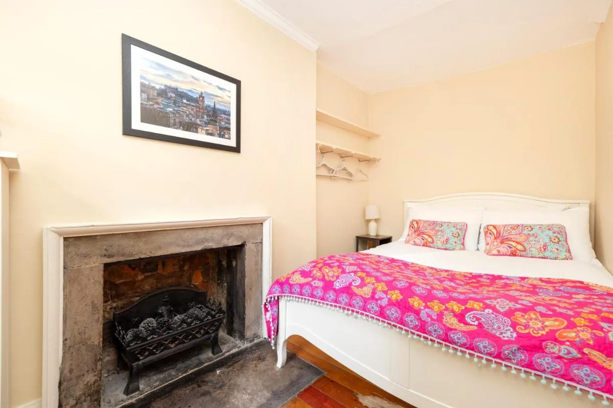 Image 1 of JOIVY Calton Hill Idyllic cottage feel next 2 Princes St