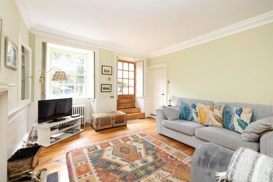 Image of JOIVY Calton Hill Idyllic cottage feel next 2 Princes St