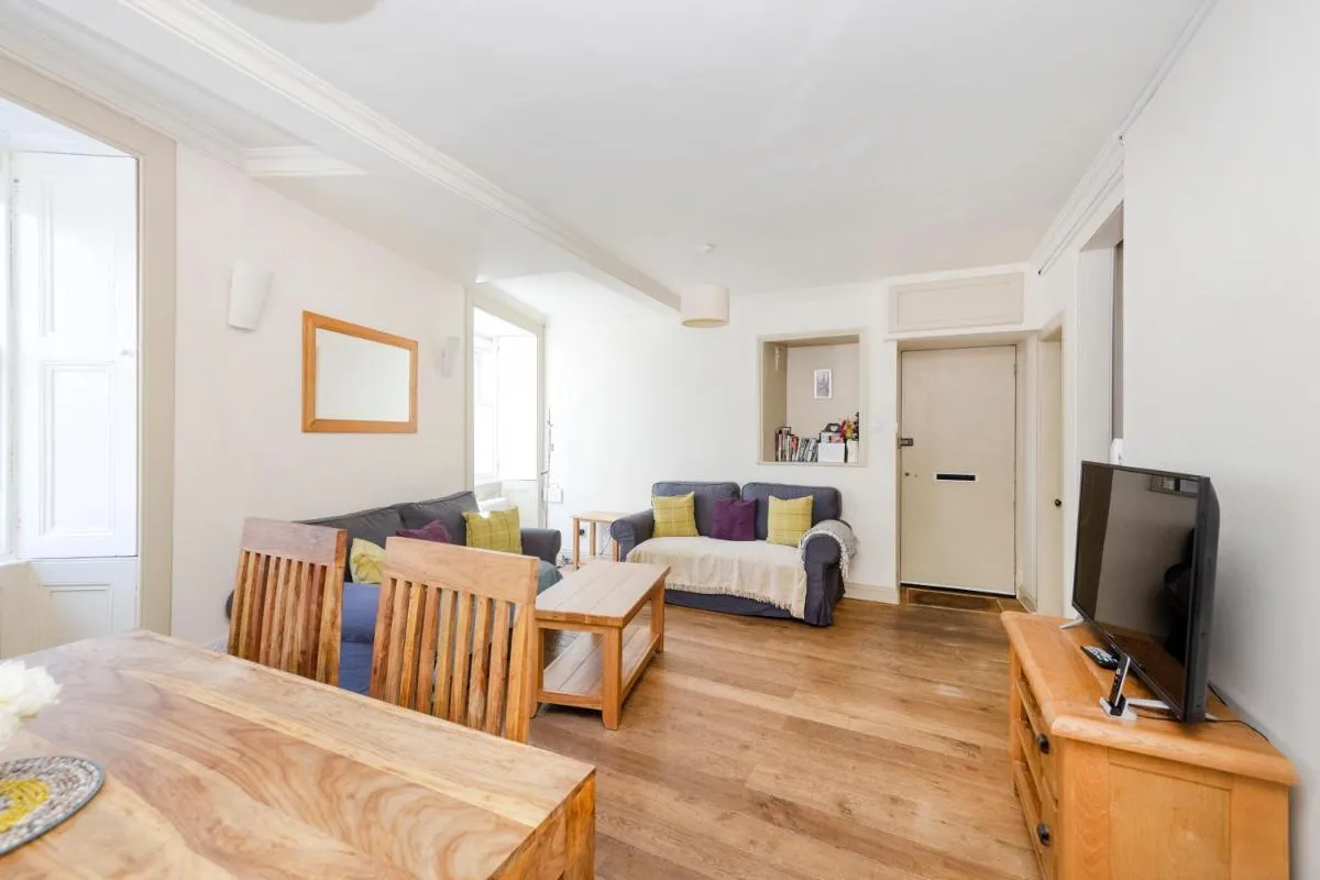 Image 2 of JOIVY Charming 2-bed house with Courtyard