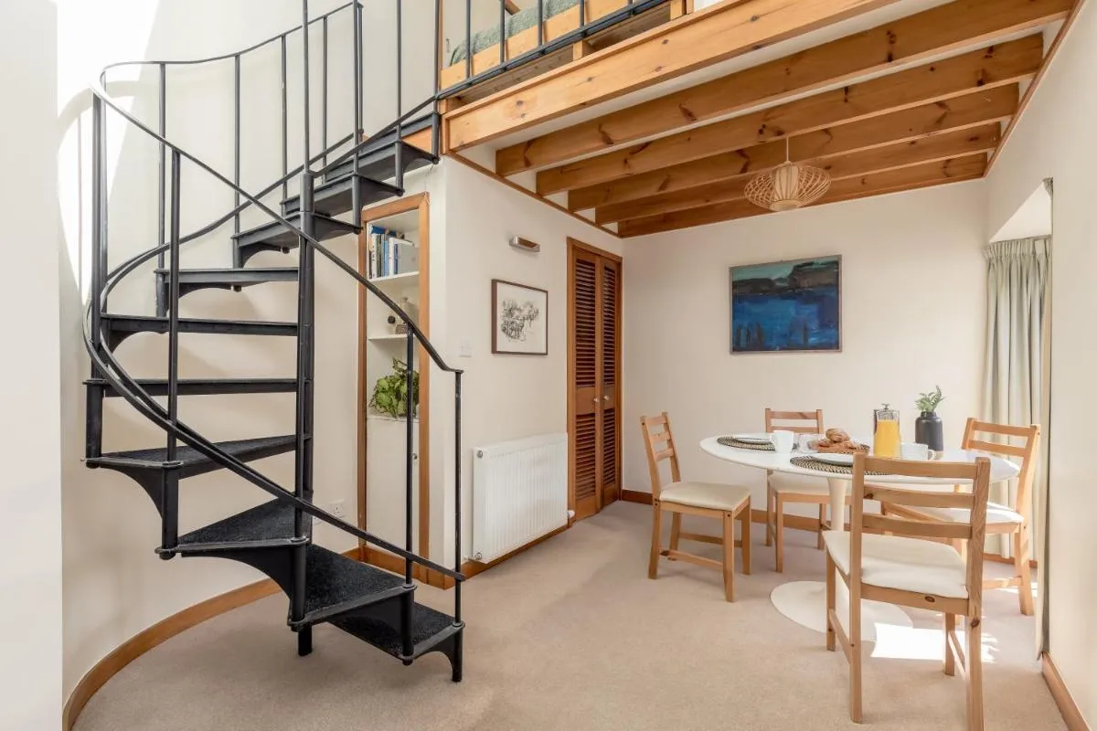 Image 3 of JOIVY Charming mews flat near the Dean Bridge