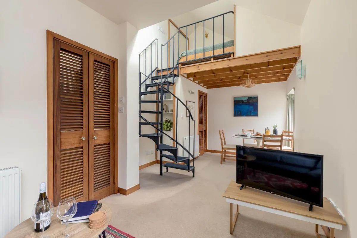 Image 4 of JOIVY Charming mews flat near the Dean Bridge