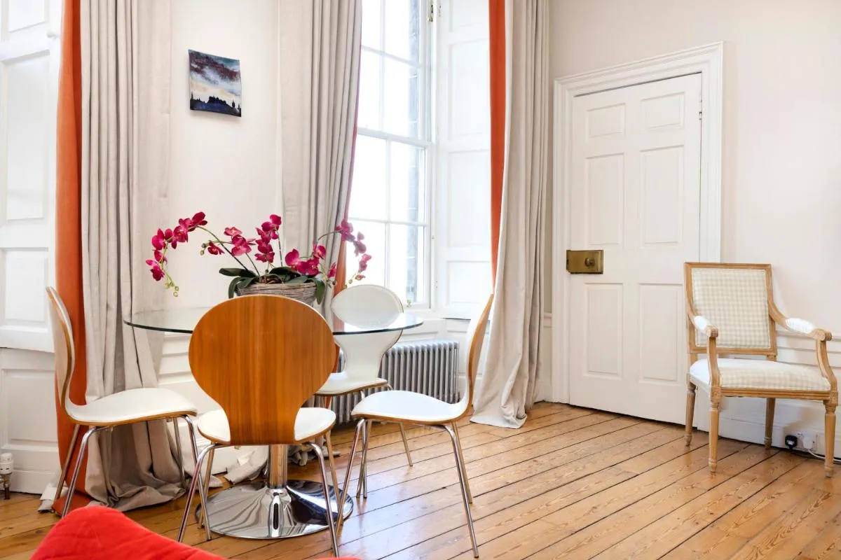 Image 3 of JOIVY Contemporary apt in the New Town