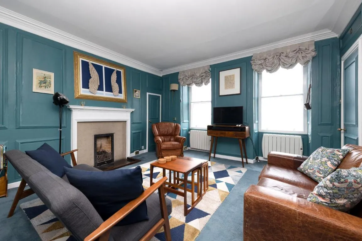 Image of JOIVY Eclectic & Design Led 3BR apt near Edinburgh Castle