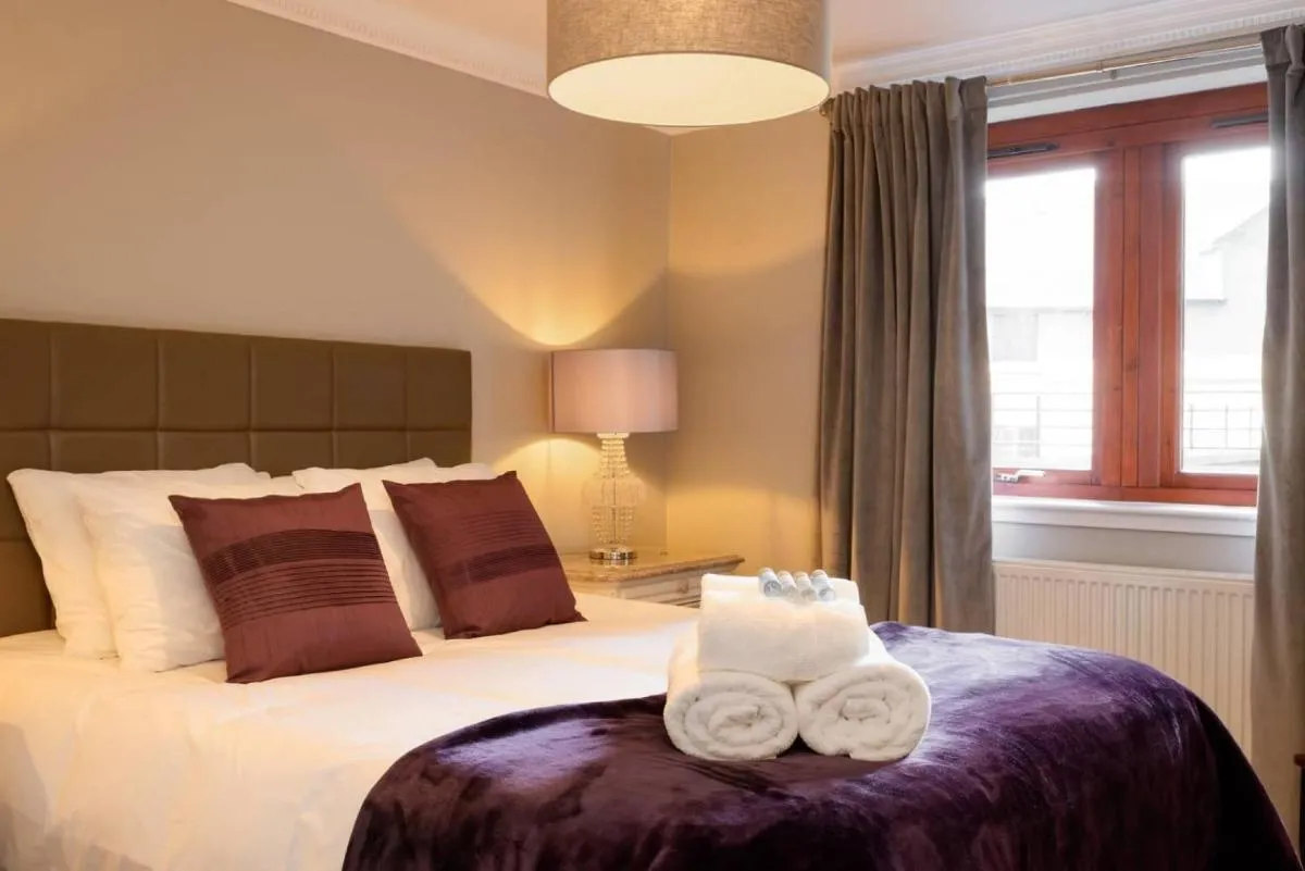 Image 6 of JOIVY Elegant 2 bed, 2 bath flat, patio and free parking