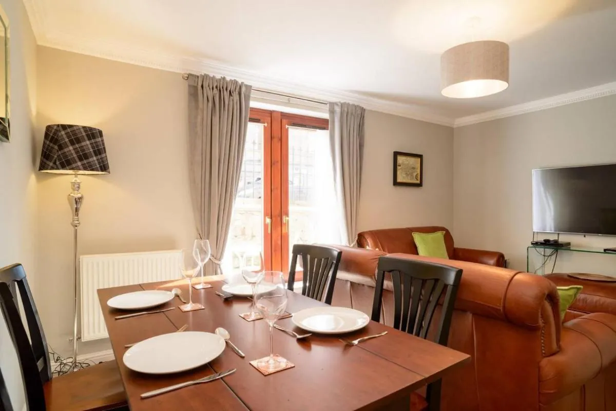 Image 4 of JOIVY Elegant 2 bed, 2 bath flat, patio and free parking