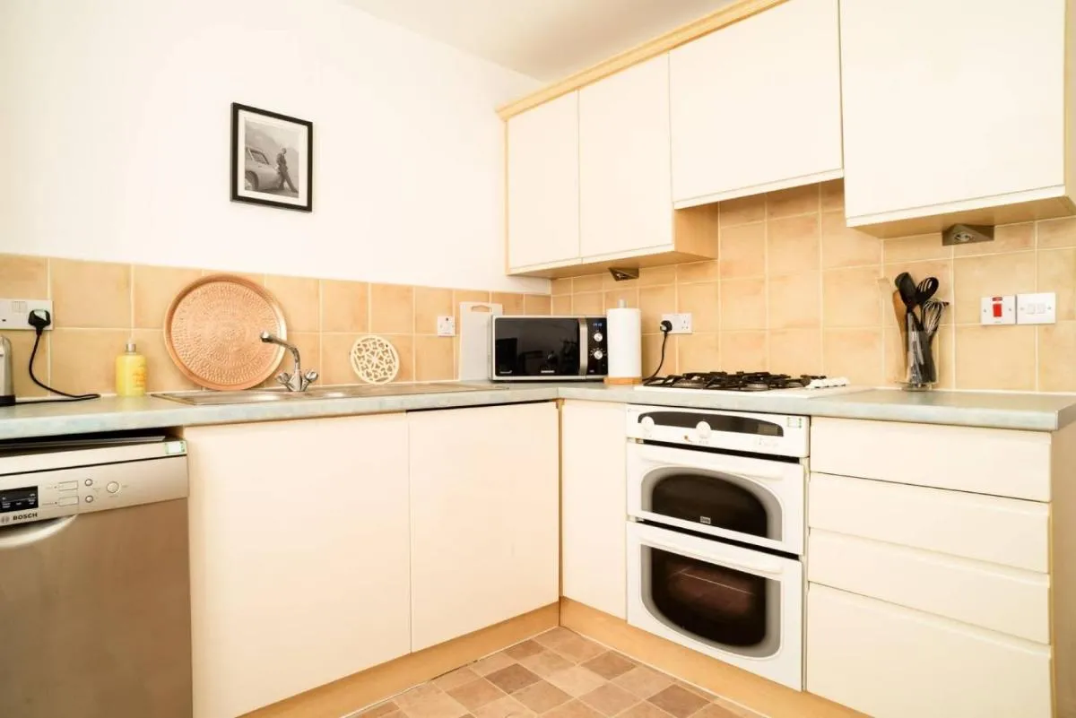 Image 3 of JOIVY Elegant 2 bed, 2 bath flat, patio and free parking