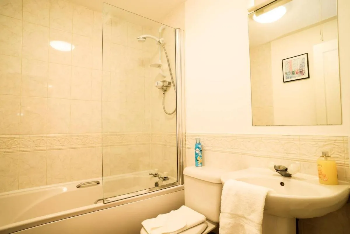 Image 2 of JOIVY Elegant 2 bed, 2 bath flat, patio and free parking