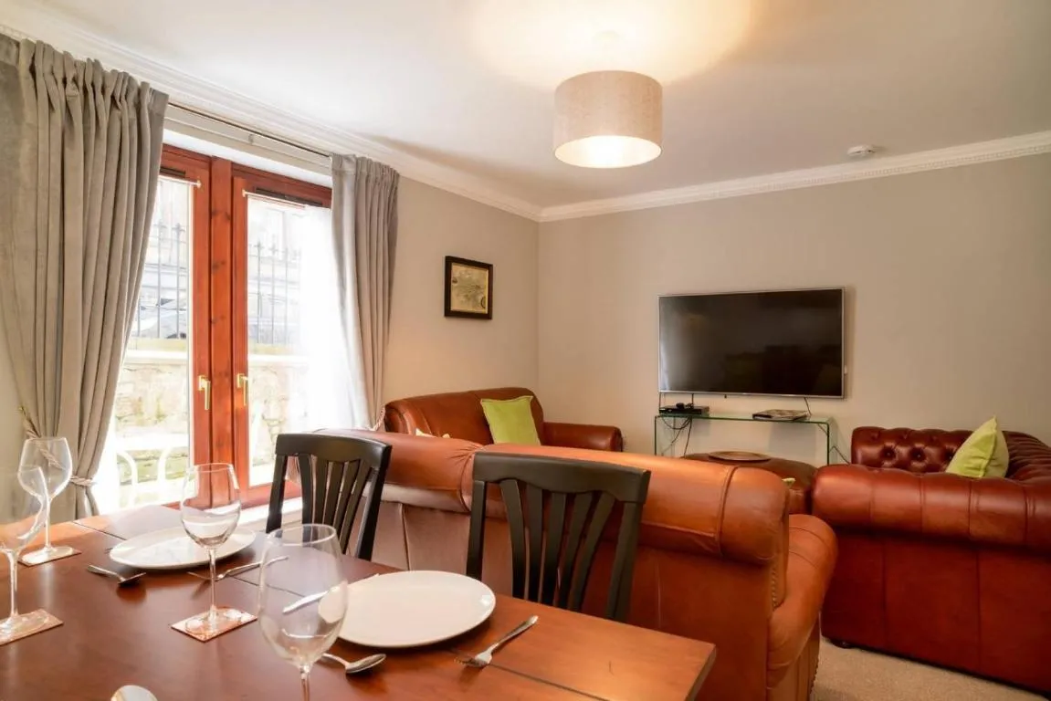 Image of JOIVY Elegant 2 bed, 2 bath flat, patio and free parking