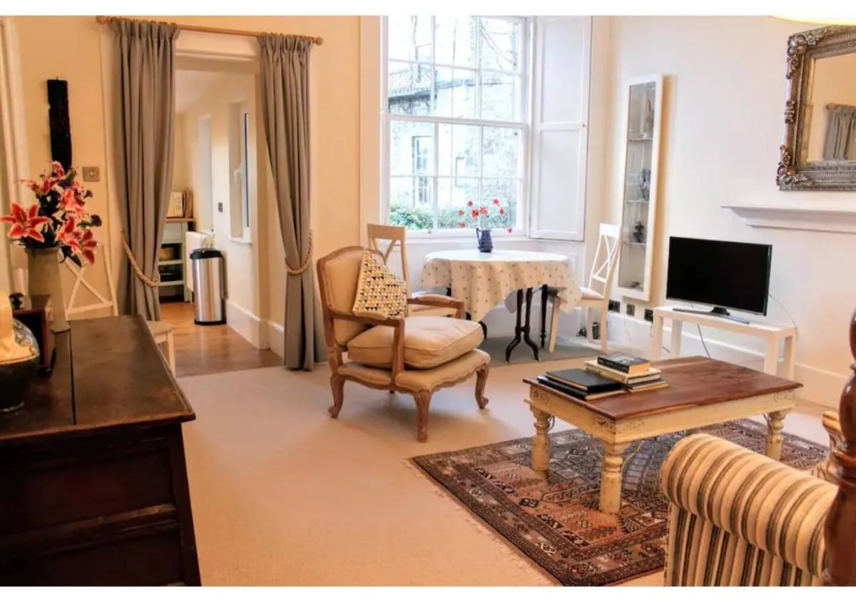 Image 6 of JOIVY Gorgeous Georgian Flat, conveniently located