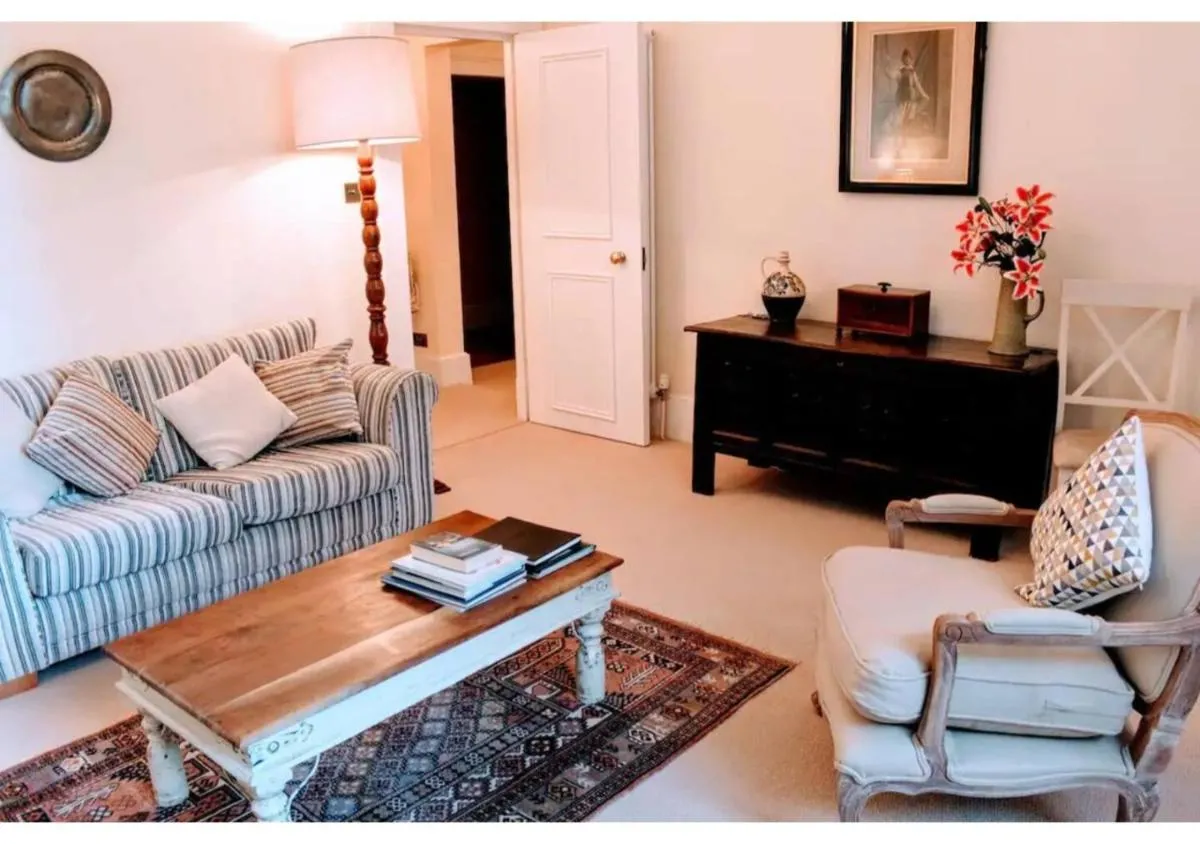 Image 5 of JOIVY Gorgeous Georgian Flat, conveniently located