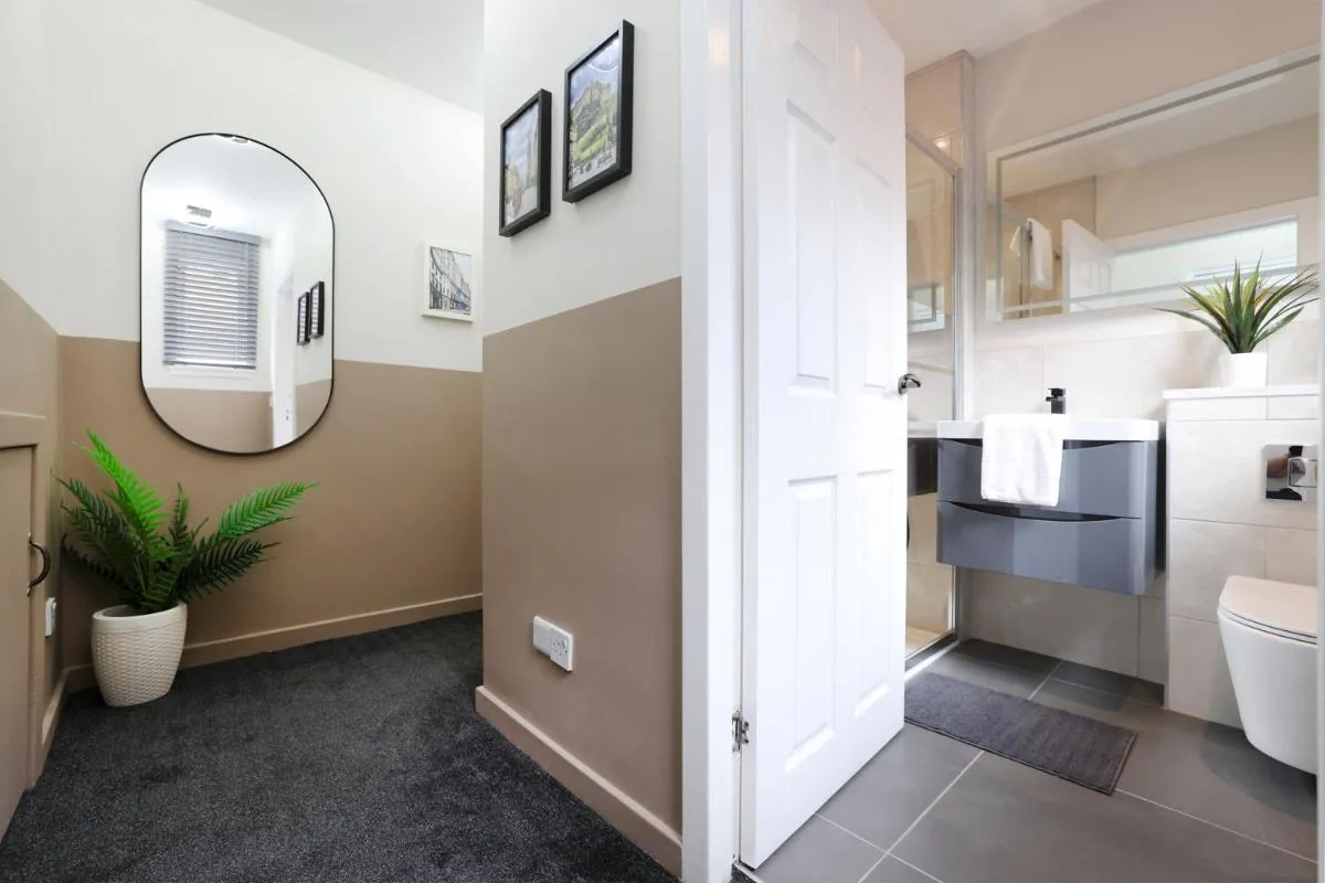 Image 2 of JOIVY Gorgeous & Vibrant 1BR flat near Princes Street