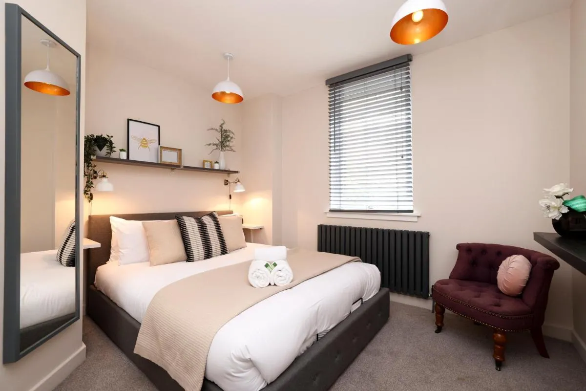 Image 1 of JOIVY Gorgeous & Vibrant 1BR flat near Princes Street