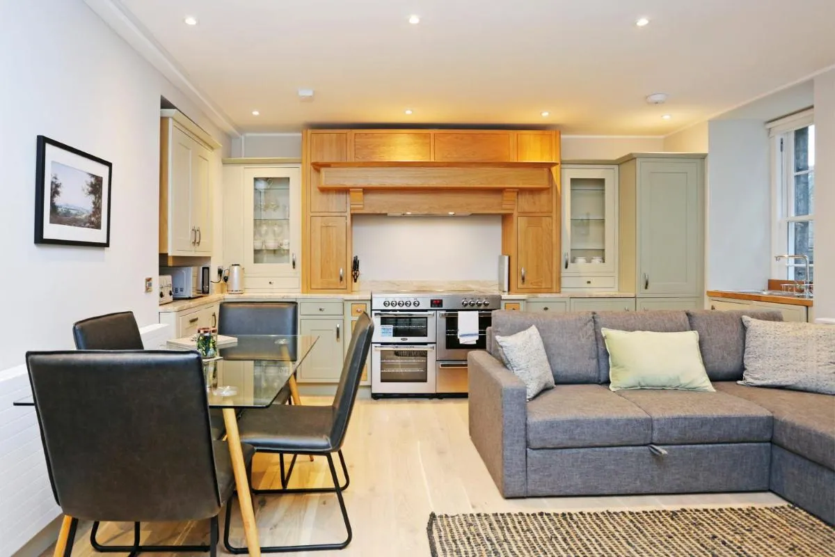 Image 3 of JOIVY Modern and Airy flat on the Historic Royal Mile