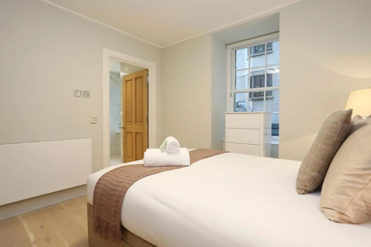 Image 1 of JOIVY Modern and Airy flat on the Historic Royal Mile