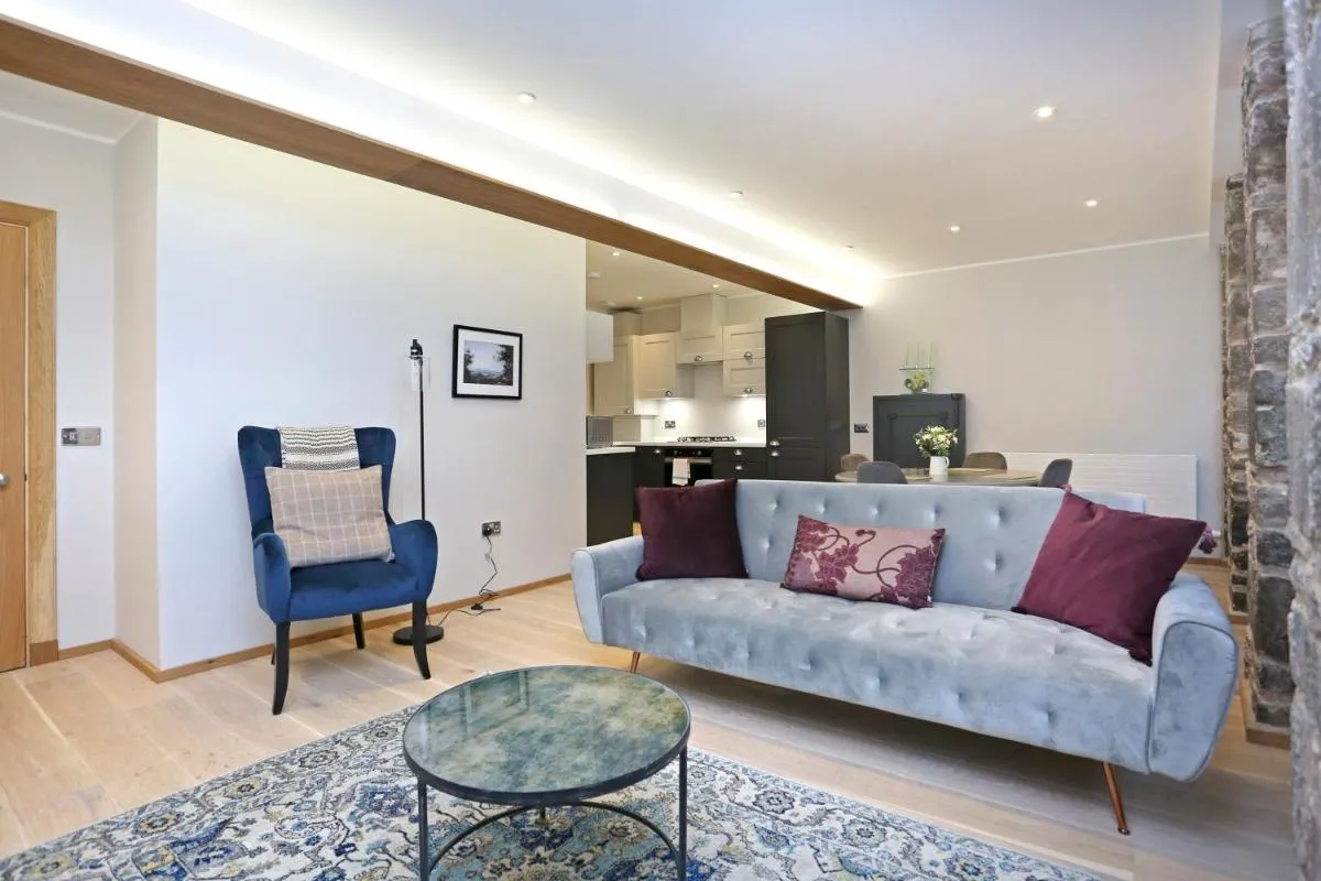 Image 3 of JOIVY Newly Refurbished Apartment on the Historic Royal Mile