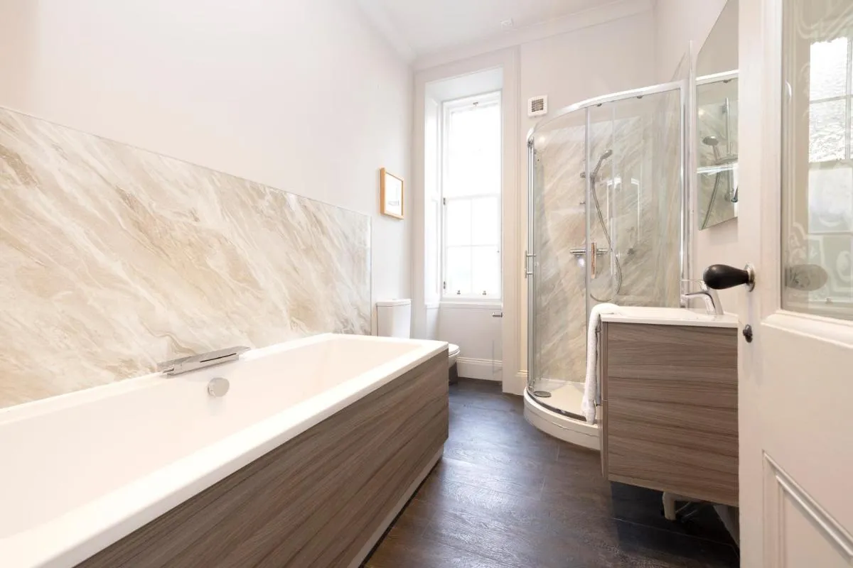 Image 2 of JOIVY Sophisticated and Bright 4BR apt near Edinburgh Castle