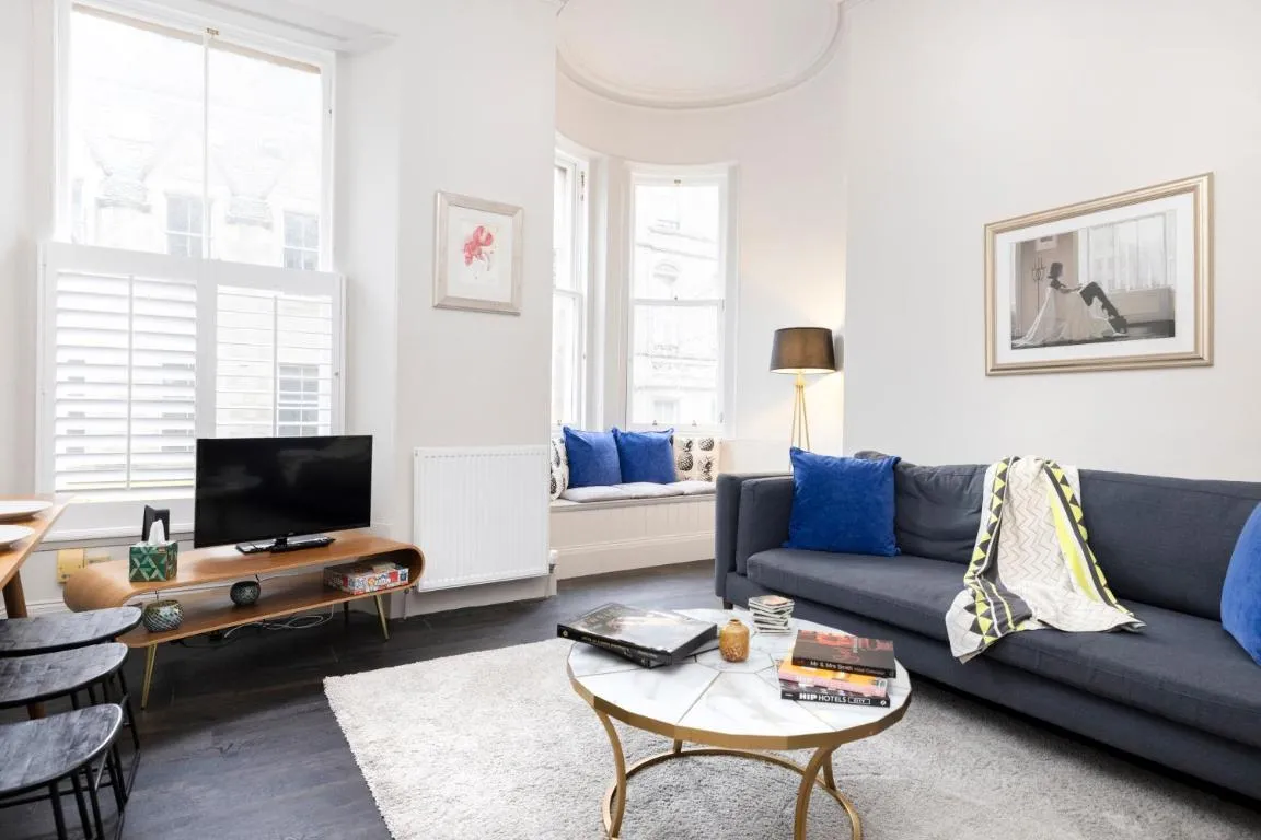 Image of JOIVY Sophisticated and Bright 4BR apt near Edinburgh Castle