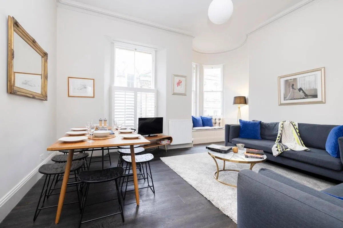 Image 3 of JOIVY Sophisticated and Bright 4BR apt near Edinburgh Castle