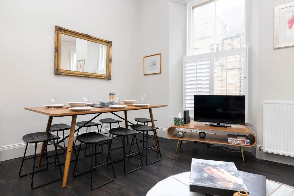 Image 4 of JOIVY Sophisticated and Bright 4BR apt near Edinburgh Castle