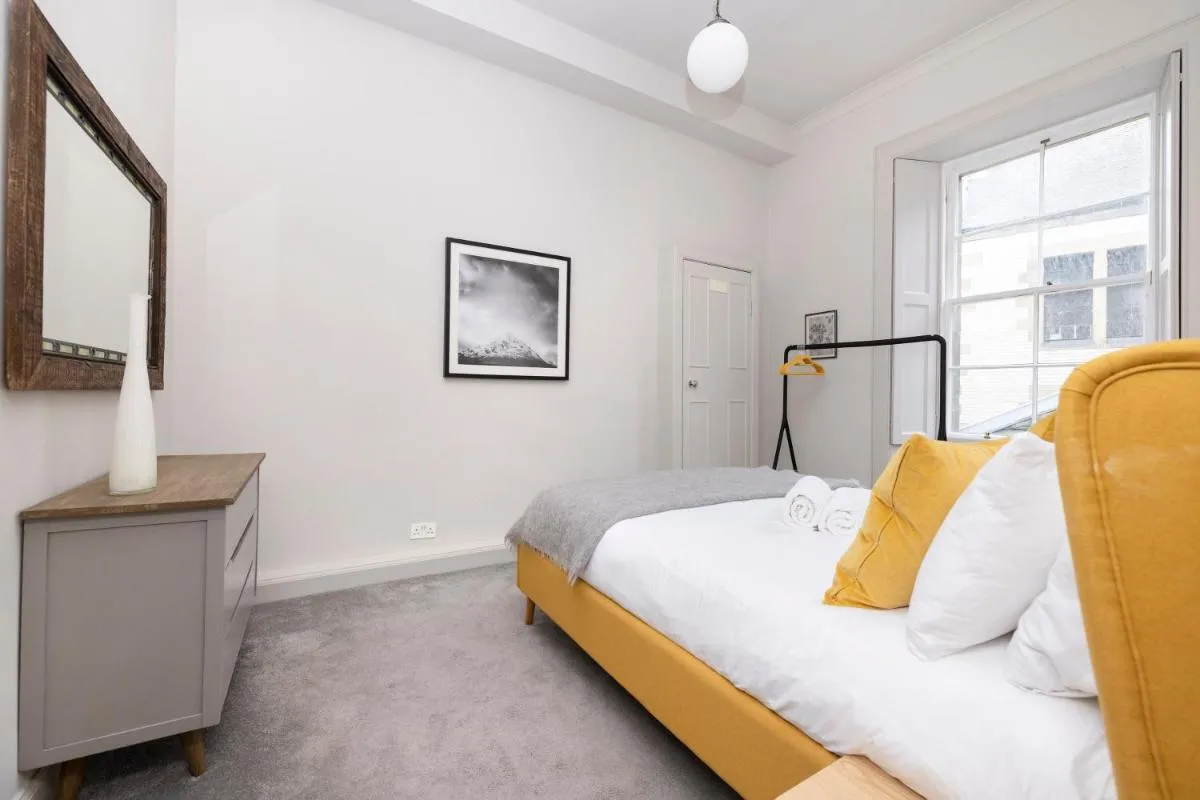 Image 6 of JOIVY Sophisticated and Bright 4BR apt near Edinburgh Castle