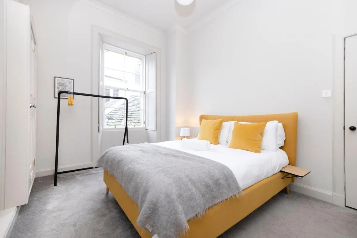 Image 1 of JOIVY Sophisticated and Bright 4BR apt near Edinburgh Castle