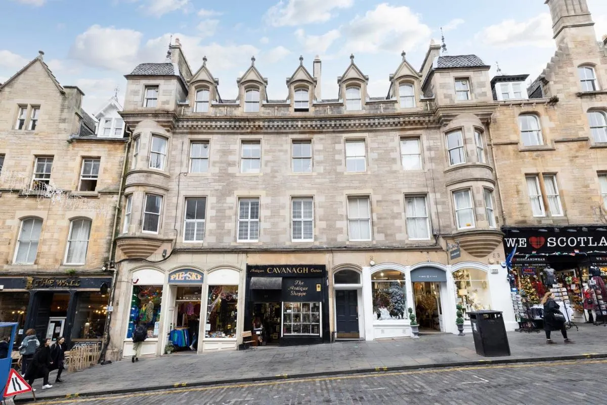 Image 5 of JOIVY Sophisticated and Bright 4BR apt near Edinburgh Castle