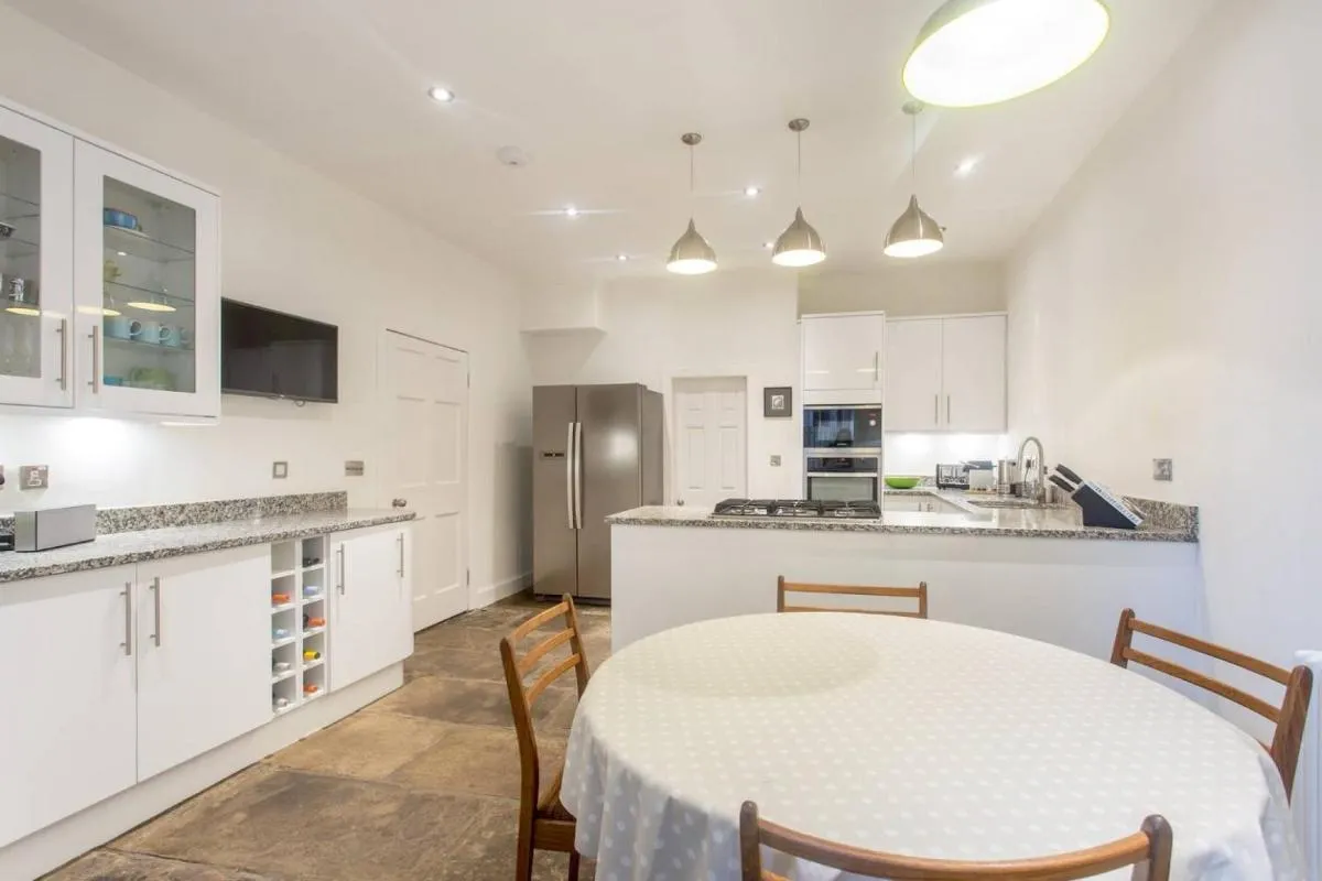 Image 3 of JOIVY Spacious 2 Bed Apt in Ideal City Centre Location