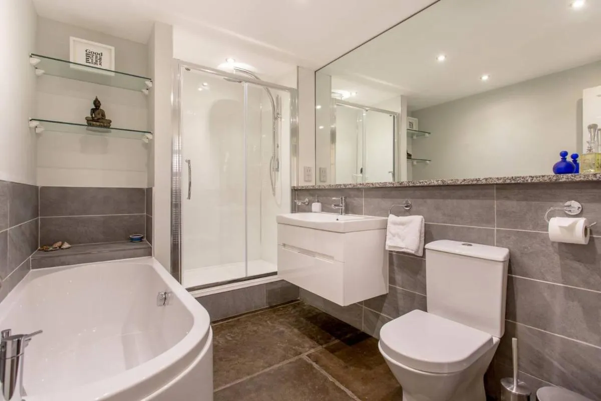 Image 2 of JOIVY Spacious 2 Bed Apt in Ideal City Centre Location