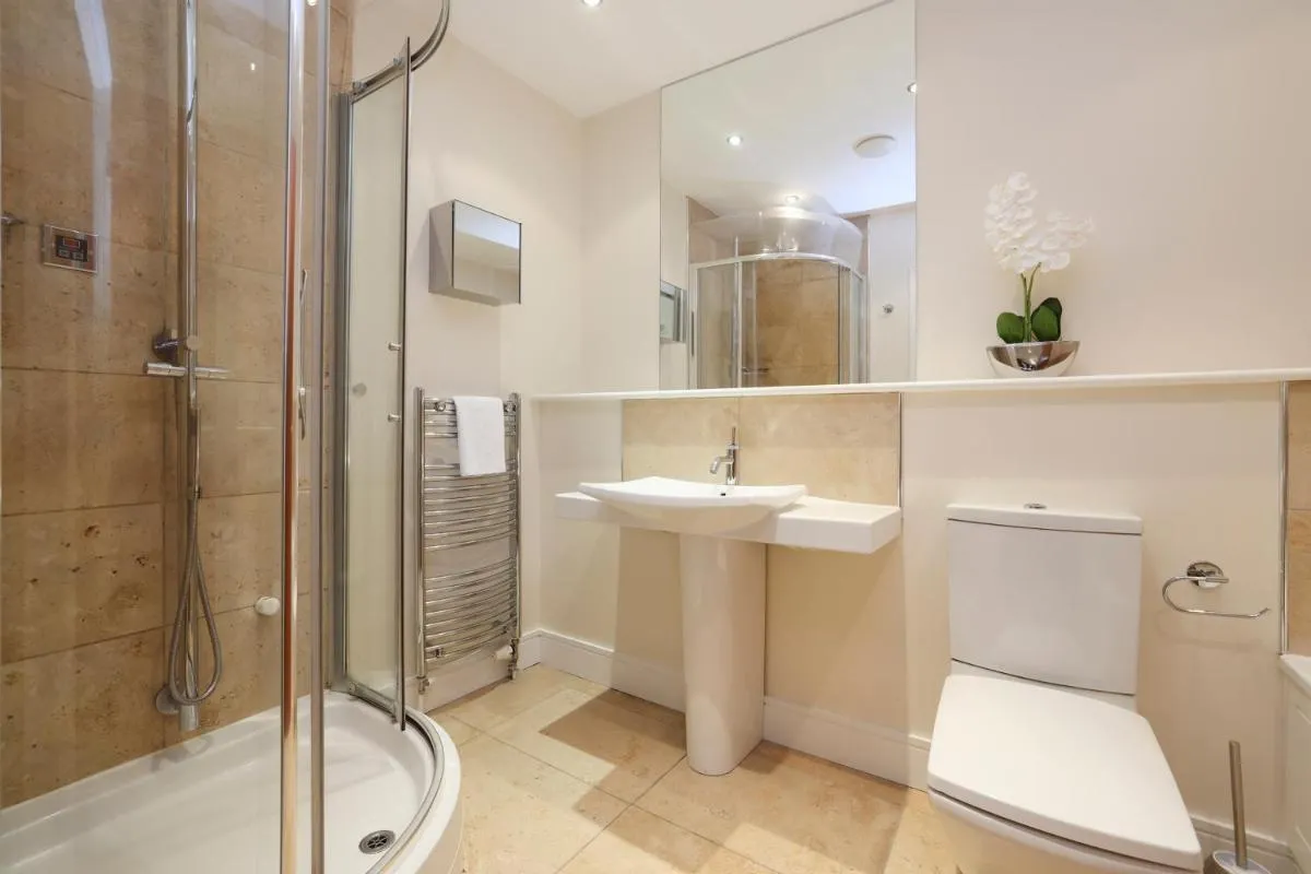 Image 2 of JOIVY Spacious 2 bed,2 bath flat, free parking and rooftop terrace