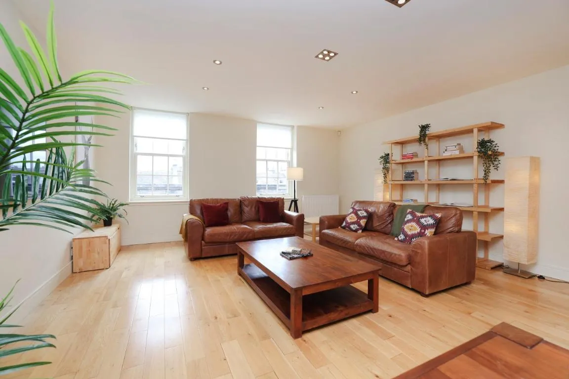Image of JOIVY Spacious 2 bed,2 bath flat, free parking and rooftop terrace