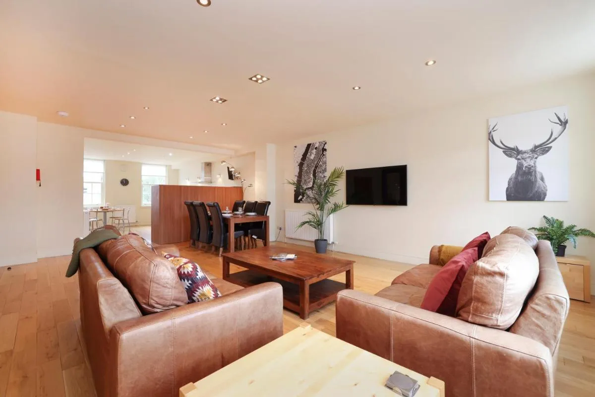 Image 4 of JOIVY Spacious 2 bed,2 bath flat, free parking and rooftop terrace