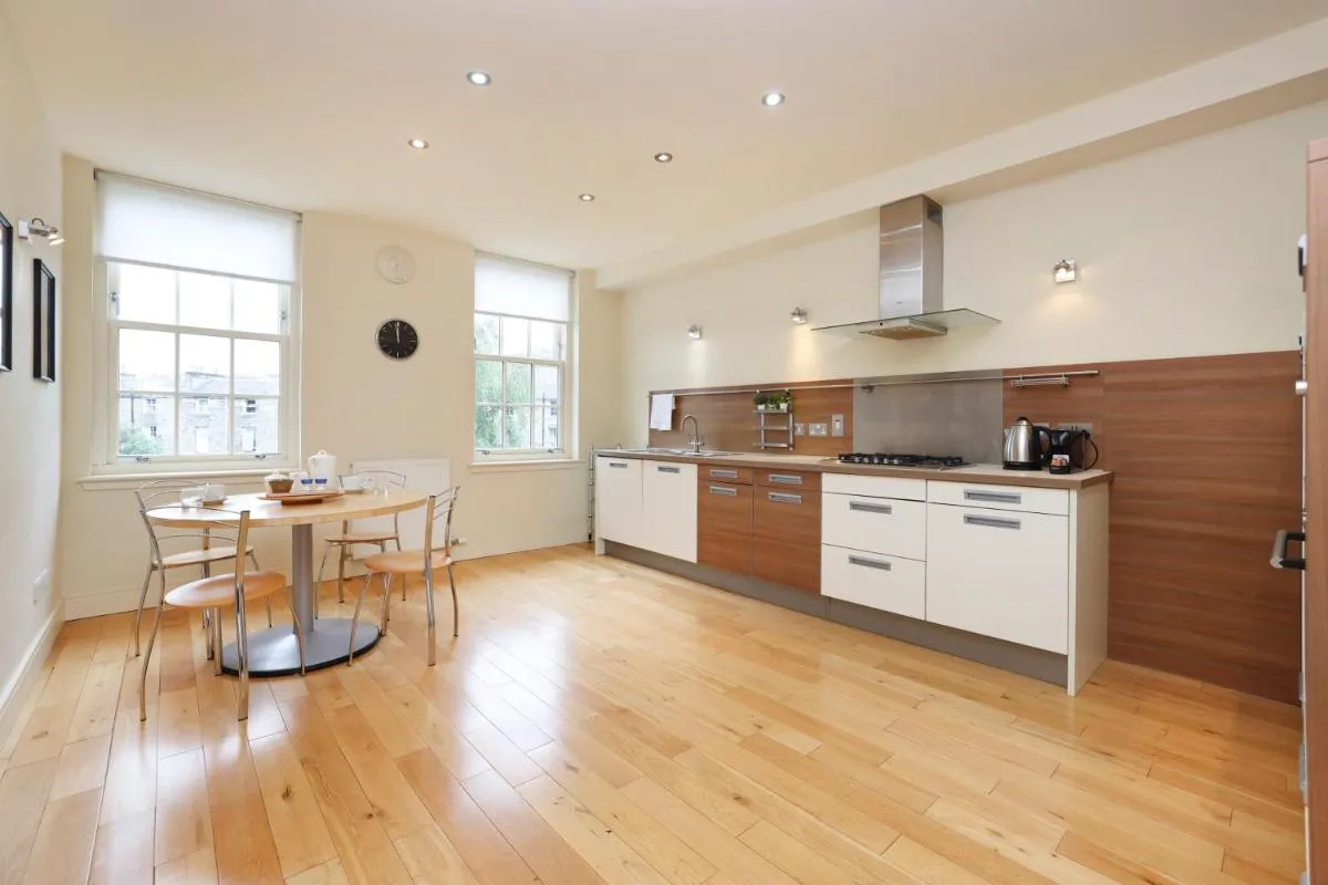 Image 3 of JOIVY Spacious 2 bed,2 bath flat, free parking and rooftop terrace