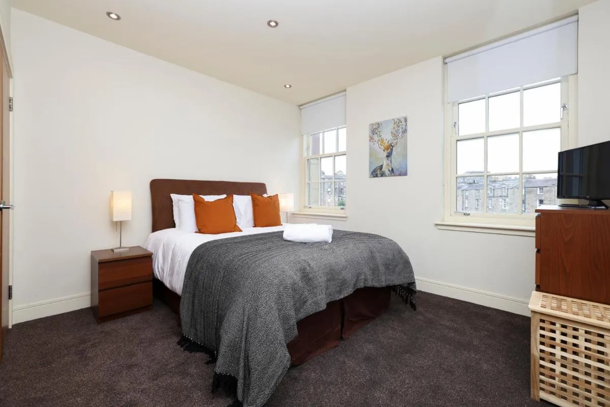 Image 1 of JOIVY Spacious 2 bed,2 bath flat, free parking and rooftop terrace