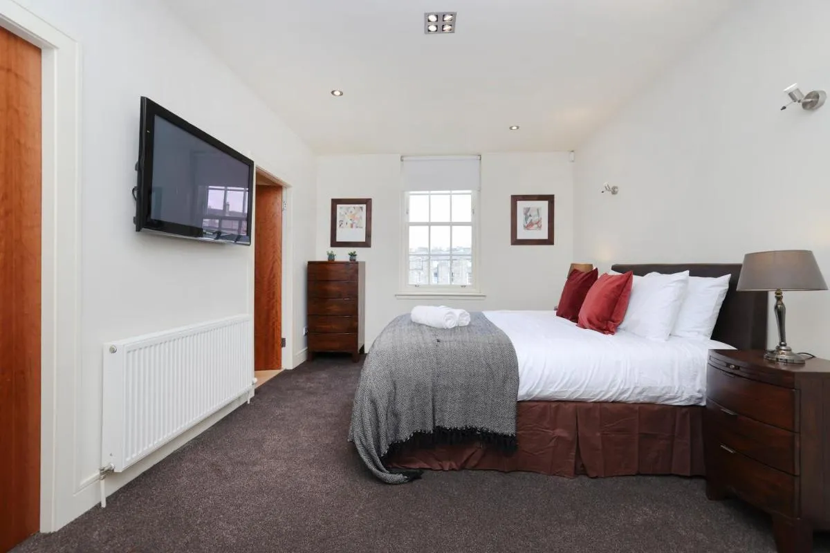 Image 6 of JOIVY Spacious 2 bed,2 bath flat, free parking and rooftop terrace